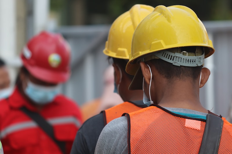 Trabajadores con casco y chaleco de seguridad