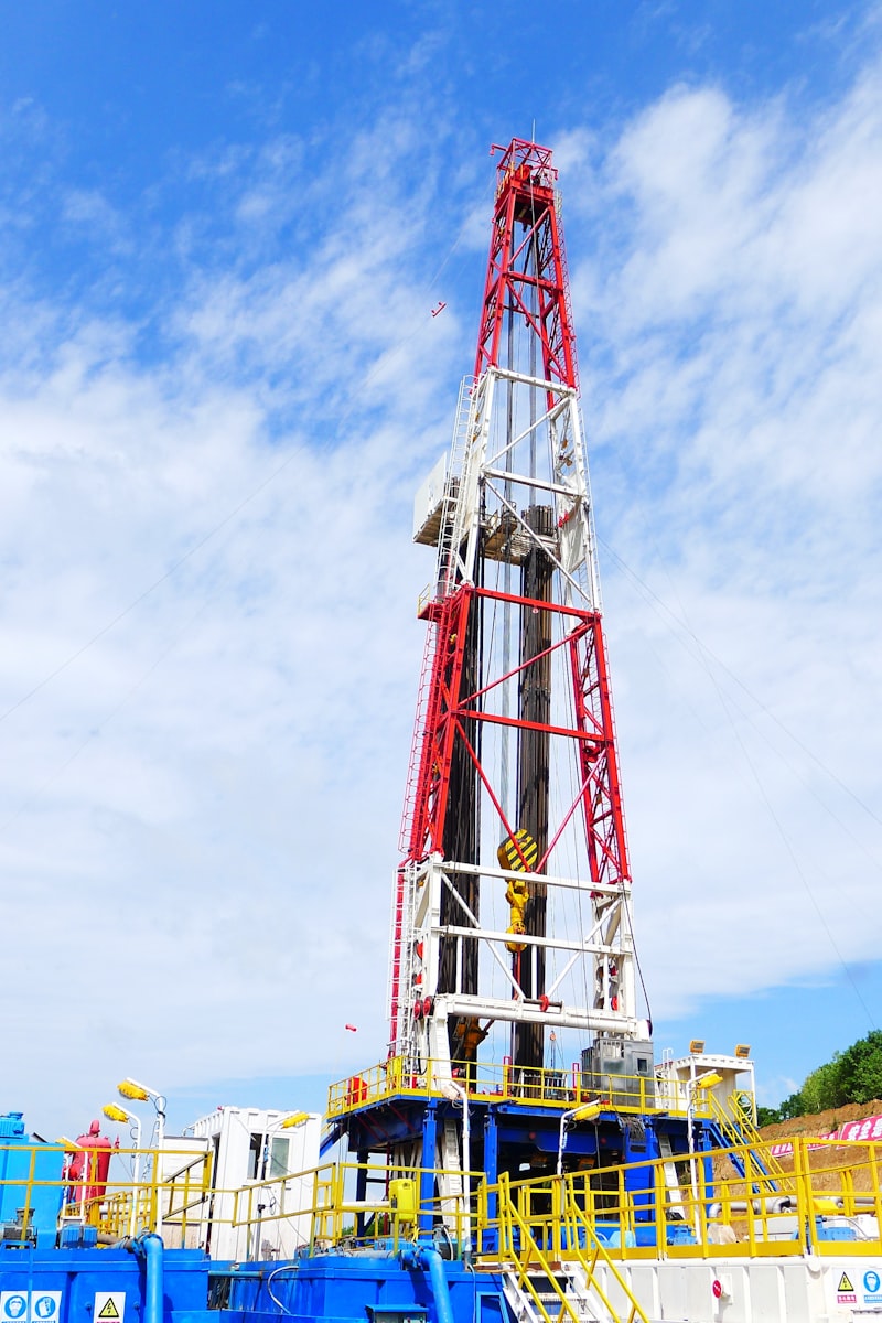 Torre de perforación con equipos en el piso del taladro