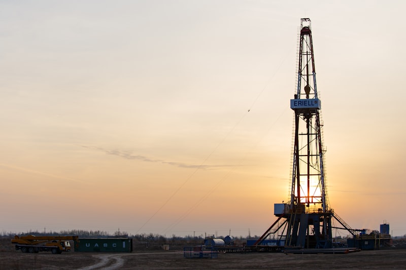 Taladro de perforación petrolera al atardecer