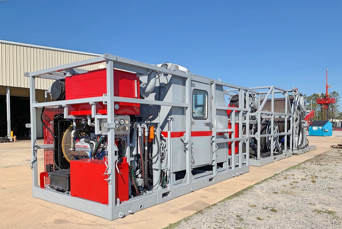 Unidad de coiled tubing (tubería flexible) con carrete, cabina de control y motor para intervención de pozos petroleros
